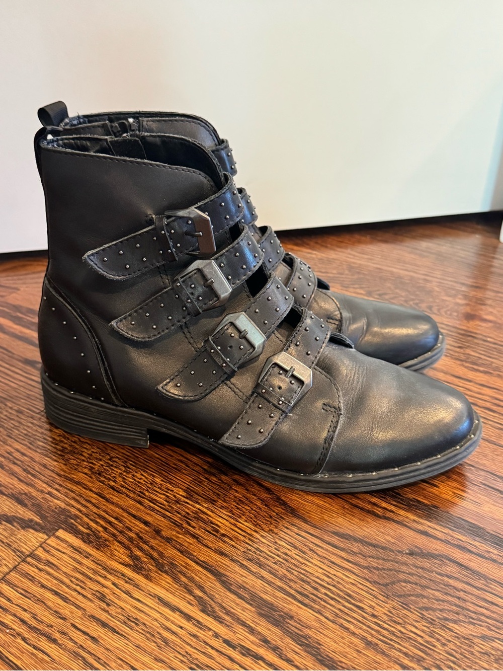Women’s Steve Madden Black Leather Buckle mini Boots size 8.5